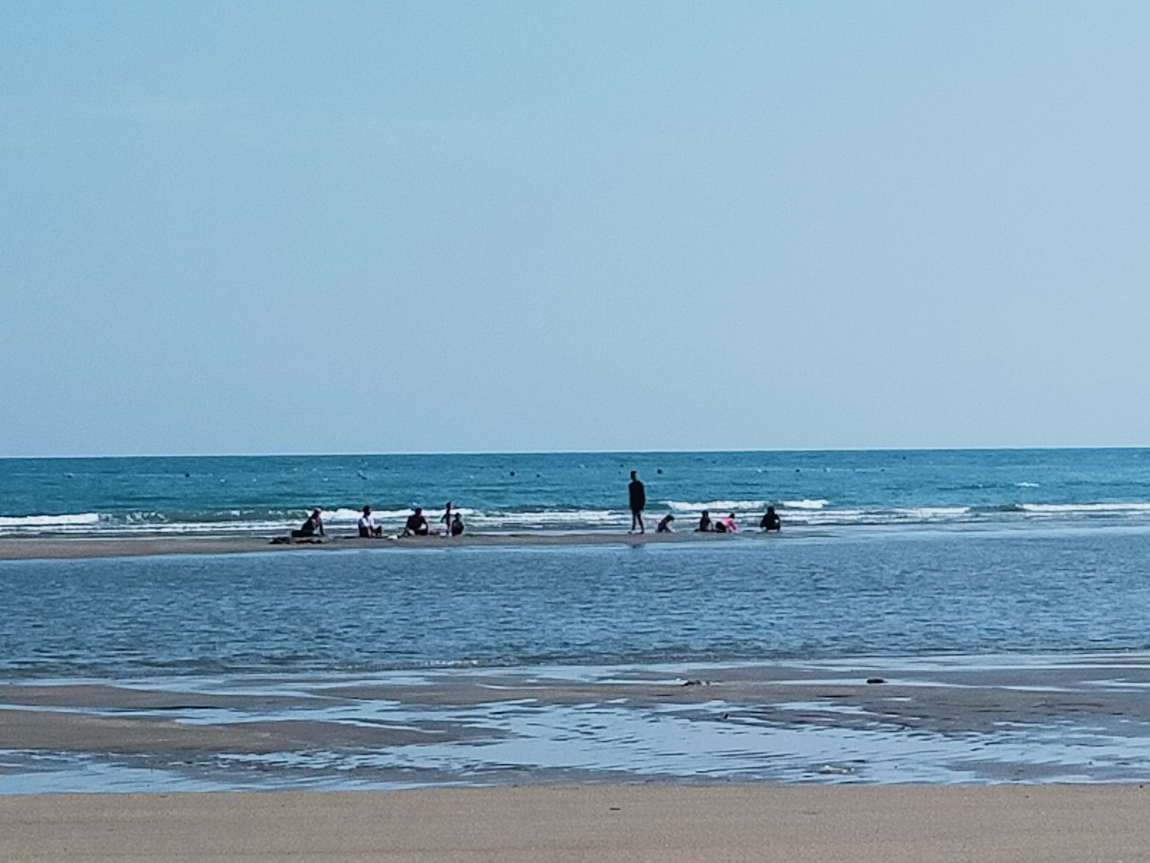 Pengunjung Bermain di Pantai