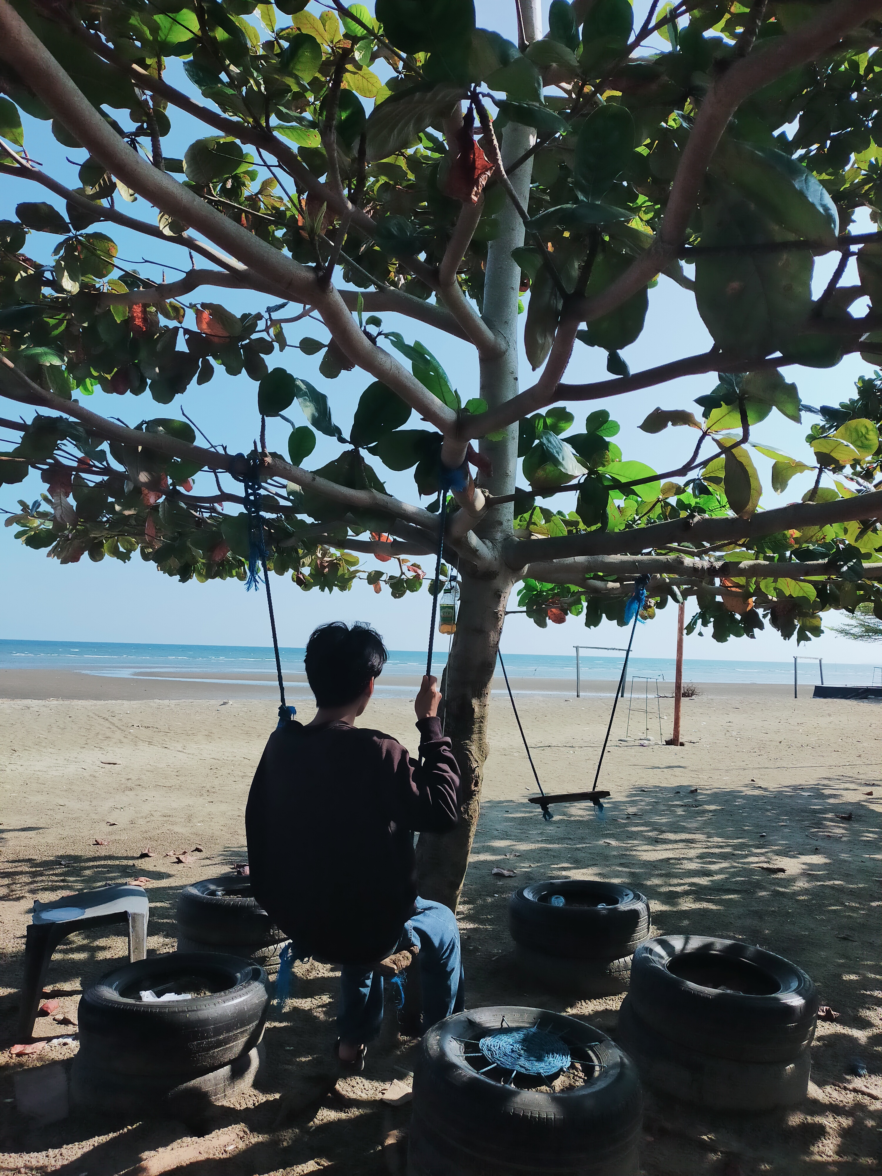 Menikmati angin pantai